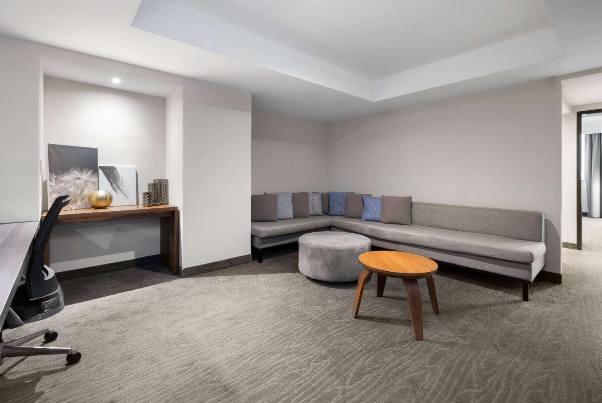 Wyndham Ambassador Centro Hotel