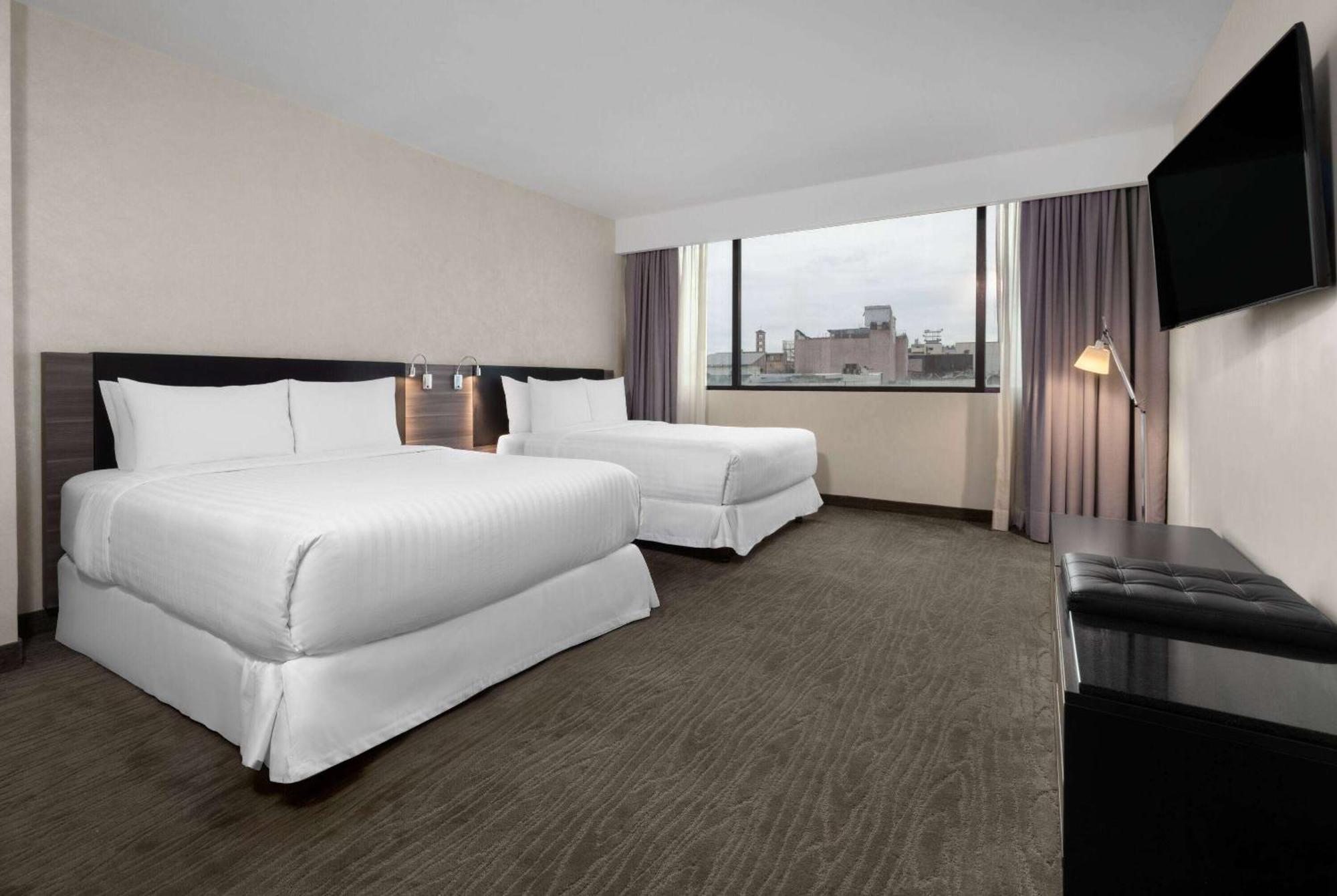Wyndham Ambassador Centro Hotel